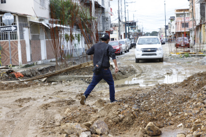 LAS OBRAS EN LA CALLE ARGENTINA AUN NO TERMINAN, EN EL PLAZO ESTIPULADO, 04 DE ABRIL  DEL 2023- AMELIA ANDRADE Guayaquil-Ecuador Agencia (Ag-ecpreso)
