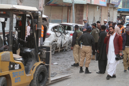 Oficiales de seguridad pakistaníes inspeccionan la escena de una explosión en Quetta, la capital provincial de Baluchistán, Pakistán, el 10 de abril de 2023.