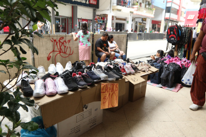 Comercio. En los puestos informales del centro de Guayaquil se venden productos importados a bajo precio.
