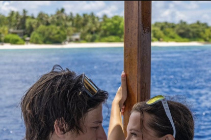 Millie Bobby Brown y Jake Bongiovi anunciaron su compromiso en las redes sociales.