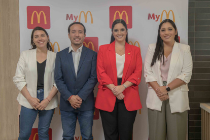 Diana Muñoz, consultora de Operaciones; Hugo López, gerente de Business IT; Cecilia Avilés, gerente de Marketing; y Paola Caicedo, gerente de Comunicación.