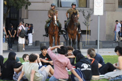 Carabineros montados patrullan el lunes 10 de abril de 2023, en Santiago (Chile).