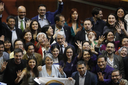 Fotografía cedida por la Cámara de Diputados de Chile, de los ministros de trabajo, Jeannette Jara (3i-abajo ); Secretaria General de Gobierno, Camila Vallejo (c-abajo), mientras celebran junto a distintos diputados, después de la votación del proyecto de 40 horas laborales, en el Congreso Nacional, Valparaíso (Chile). El Parlamento chileno aprobó este martes reducir de 45 a 40 horas semanales la jornada laboral, una ley con gran apoyo ciudadano que aún debe ser promulgada por el presidente Gabriel Boric para entrar en vigor. EFE/ Cámara de Diputados de Chile / SOLO USO EDITORIAL/NO VENTAS/SOLO DISPONIBLE PARA ILUSTRAR LA NOTICIA QUE ACOMPAÑA/CRÉDITO OBLIGATORIO