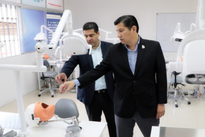 El rector de la Universidad de Guayaquil, Francisco Morán y el decano de la Facultad de Odontología, Otto Campos, supervisan los simuladores adquiridos.