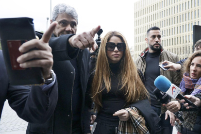 Fotografía de archivo, tomada el pasado 1 de diciembre, en la que se registró a la cantante colombiana Shakira, al acudir al Juzgado de primera instancia y familia número 18 de Barcelona.