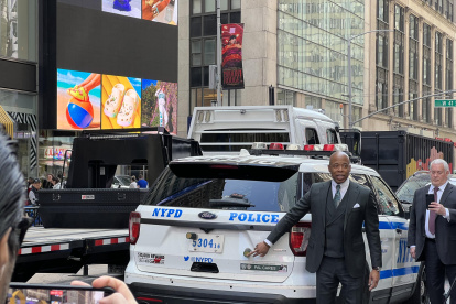 El alcalde de Nueva York, Eric Adams, señala a la herramienta que permite rastrear un vehículo en tiempo real llamada "StarChase GPS".