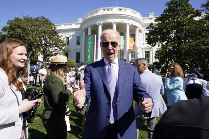 El presidente de los Estados Unidos, Joe Biden, saluda a los invitados en el Easter Egg Roll, una tradición que data de 1878, en el Jardín Sur de la Casa Blanca en Washington.