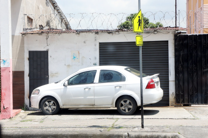 En Vélez y Hurtado los carros privados están parqueados en las veredas.