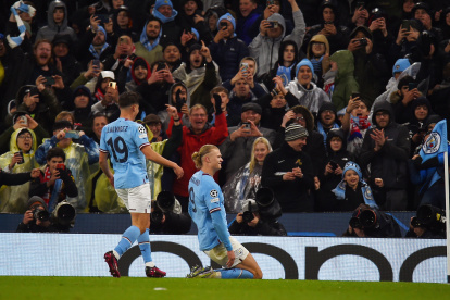 Erling Haaland (d) marcó el tercer tanto del Manchester City sobre el Bayern Múnich.