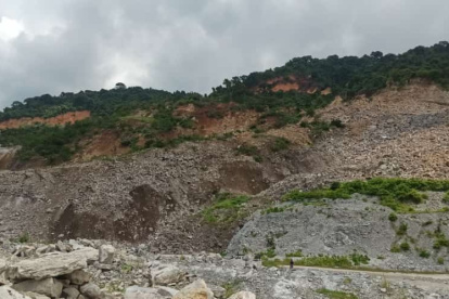 Vía a la costa. El Cerro Paraíso está a pocos metros de una urbanización.