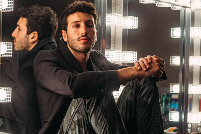 El disco Dharma contiene éxitos como Tacones Rojos, Pareja del Año, Melancólicos Anónimos, entre otros.