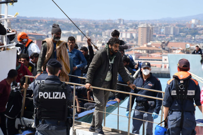 Los migrantes desembarcan tras su llegada al puerto de Catania, Italia, el 12 de abril de 2023.