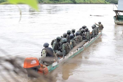 La policía revisa los archivos policiales para determinar la identidad de los antisociales.