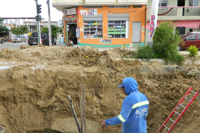 Daño. El socavón se hizo más grande el 1 de marzo, que se rompió la tubería de 400 milímetros de hormigón simple. Esta tenía 30 años de vida útil ya.