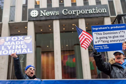 Sede.- Personas reclaman fuera del edificio de Fox News.
