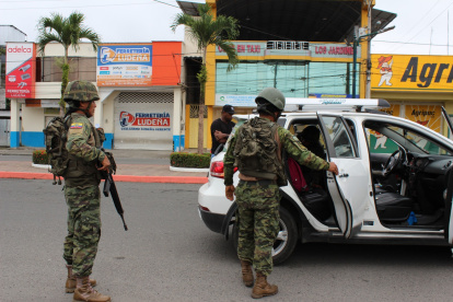 Militares y policías realizan operativos en varios sectores de Quinindé, en Esmeraldas, donde fue capturado Alias "Coco".