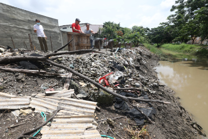 Los residentes de Samanes 4 no solo sufren por los daños de sus casas, también por la insalubridad que rodea la zanja, cuyos terrenos están erosionando y cediendo con las lluvias.
