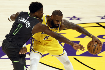 30 puntos hizo James (d) para sustentar su condición de figura en un equipo alicaído que buscaba la clasificación.