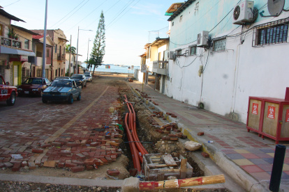 Entorno. Así permanecen algunas calles aledañas al malecón de La Libertad. Incompletas y sin sombra aún.