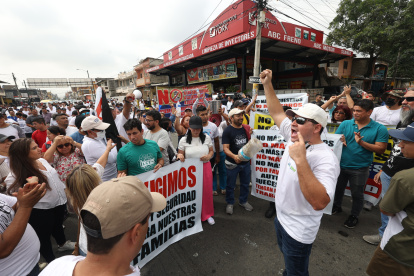 Marcha. Decenas de comerciantes de la Ayacucho salieron ayer a pedir por garantías de seguridad.