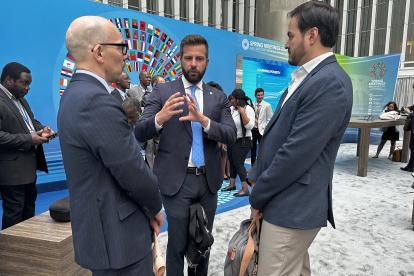 El ministro de Finanzas, Pablo Arosemena (centro), en conversaciones durante las Reuniones de Primavera del Banco Mundial.