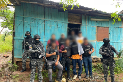 El hombre fue rescatado de una vivienda, en el sector de Flor de Bastión.