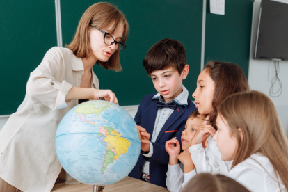 Ecuador celebra los 13 de Abril de cada año, el día del maestro. Fecha especial en la que se reconoce la importante labor de los educadores en el país.