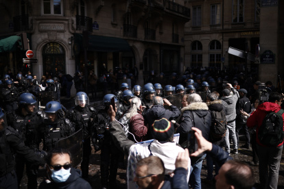 Los gendarmes bloquean el paso para acceder cerca del Consejo Constitucional durante una manifestación contra la reforma de pensiones del gobierno francés en París, Francia, el 13 de abril de 2023.