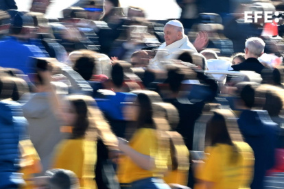 El Papa Francisco llega para presidir la audiencia general semanal en la Plaza de San Pedro, Ciudad del Vaticano, este miércoles.