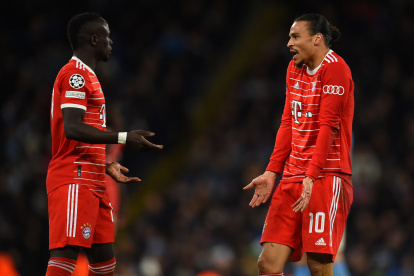Manchester (United Kingdom), 11/04/2023.- Leroy Sane and Sadio Mane of Bayern Munich react during the UEFA Champions League quarter final 1st leg match between Manchester City and Bayern Munich in Manchester, Britain, 11 April 2023. (Liga de Campeones, Reino Unido) EFE/EPA/PETER POWELL