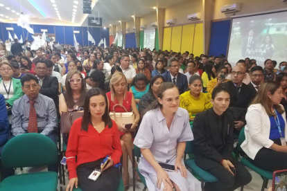 Un grupo de docentes junto a la ministra de Educación, María Brown, durante un acto en homenaje al Día del Maestro.