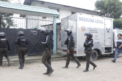 El cuerpo de la menor de edad fue hallado en el patio frontal de este inmueble. Policía llegó al lugar.