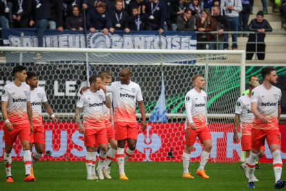 Gent (Belgium), 13/04/2023.- Players of West Ham United celebrate the opening goal during the UEFA Conference League quarter final 1st leg soccer match between KAA Gent and West Ham United in Gent, Belgium, 13 April 2023. (Bélgica) EFE/EPA/OLIVIER MATTHYS