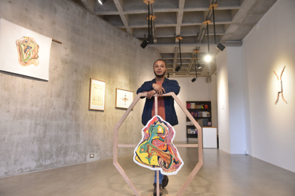 El artista compagina su oficio con la docencia y la gestión cultural.