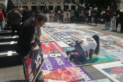 Plantón. Familiares y amigos del equipo de prensa de El Comercio volverán este jueves a la Plaza Grande en un plantón.