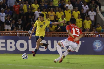 Kendry Páez (i) estará de vuelta en Ecuador, en el duelo que se dará ante Chile, por la segunda fecha del hexagonal final del Sudamericano sub-17.