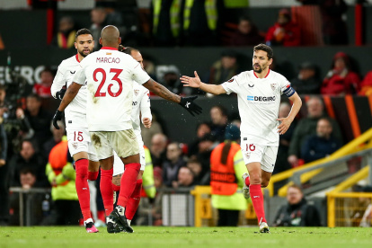 Manchester (United Kingdom), 13/04/2023.- Sevilla"s Jesus Navas (R) and Marcao (C) celebrate after a goal during the UEFA Europa League quarter final first leg soccer match between Manchester United and Sevilla FC in Manchester, Britain, 13 April 2023. (Reino Unido) EFE/EPA/ADAM VAUGHAN
