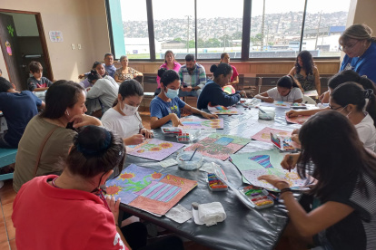 Evento. Varios padres asisten a una de las demostraciones de pintura.