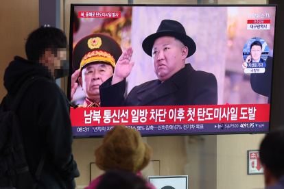 Noticia sobre el lanzamiento del misil norcoreano en una tele en Seúl.