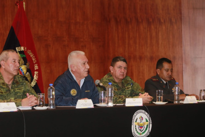 El ministro de Defensa Luis Lara anuncia que el libre porte de armas no está contemplado en ningún instrumento legal ni en el acuerdo ministerial suscrito este viernes 14 de abril.