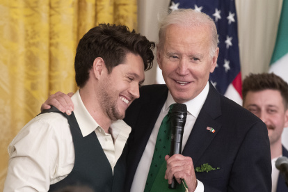 Pistas. Joe Biden conversa con el músico irlandés Niall Horan, en un evento en marzo de 2023.