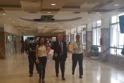 Al menos una docena de militares se han sumado a la vigilancia externa e interna en el Hospital Teodoro Maldonado Carbo.