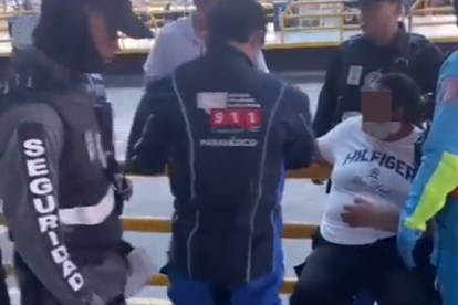 La mujer afectada fue atendida por paramédicos.