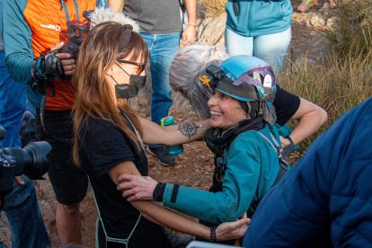 La deportista de élite, alpinista y escaladora Beatriz Flamini es recibida a su salida de la cueva de Motril, (Granada), tras permanecer en su interior sola durante 500 días a 70 metros de profundidad, cumpliendo así el reto que se propuso cuando decidió vivir este desafío personal, que ha definido como "excelente e insuperable".