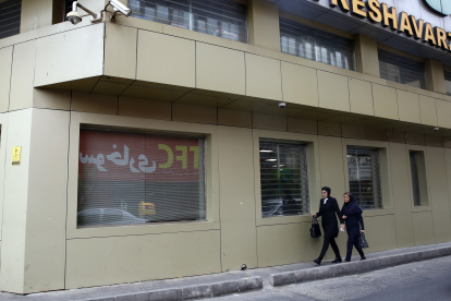 Dos mujeres caminan sin el velo por una de las calles de Teherán