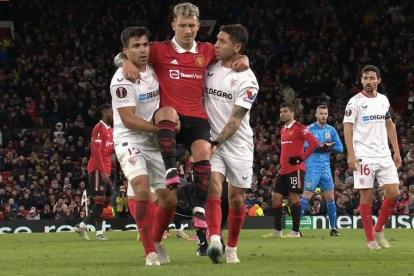 El ´Licha´ tuvo que salir cargado por sus compañeros (en ese partido rivales), Marcos Acuña y Gonzalo Montiel.