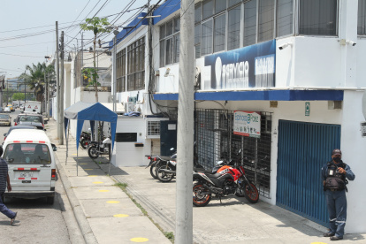 En los dueños de los locales han contratado guardianía privada para hacerle frente al hampa..