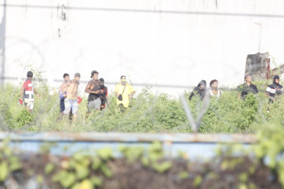 En los techos de la infraestructura carcelaria se observó como los convictos se movilizaron con armamento.