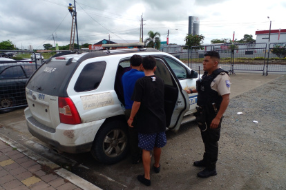 La policía logró a tres personas tras el intento de hacer detonar un artefacto explosivo contra una vivienda.