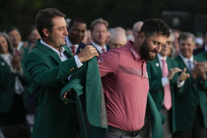 Rahm en el momento mismo en que se enfundó la chaqueta de campeón de Augusta por primera vez, emulando a leyendas españolas como el mismo Severiano Ballesteros.